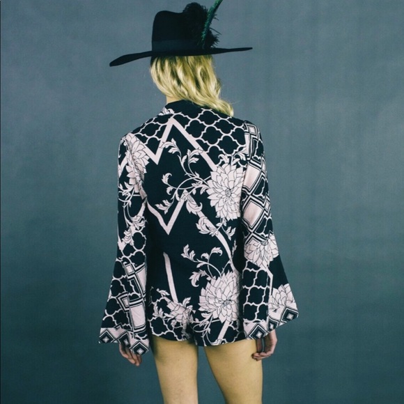 •lenni the label• white dahlia {bell sleeved} cropped blouse - Picture 3 of 9